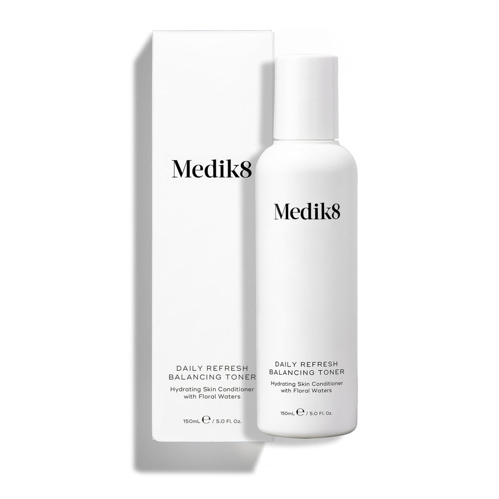 Fľaštička tonika Medik8 Daily Refresh Balancing Toner s objemom 150 ml stojí na bielom pozadí vedľa svojej bielej papierovej krabičky, pričom text na obale produkt definuje ako hydratačné pleťové kondicionérium s kvetinovými vodami (Hydrating Skin Conditioner with Floral Waters).