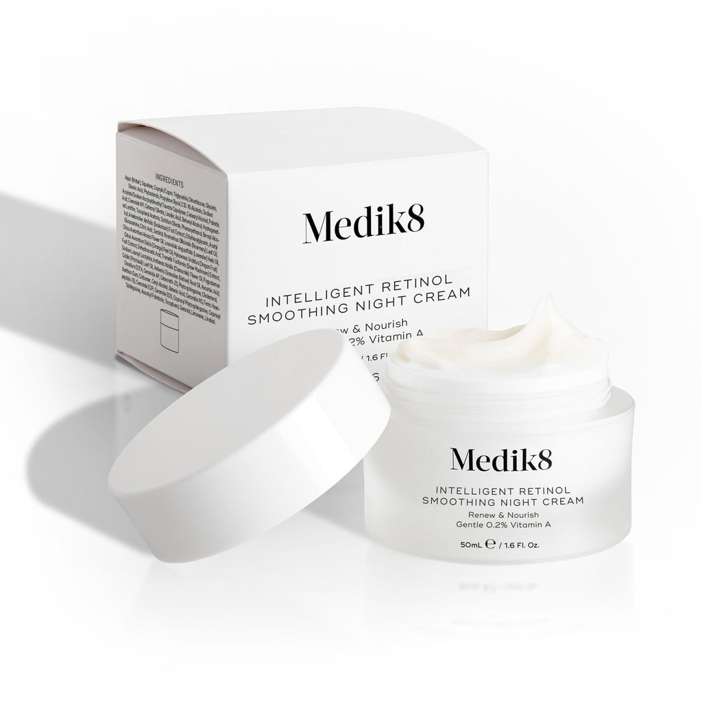 Záber na pohárik s nočným vyhladzujúcim krémom Intelligent Retinol a jeho obal.