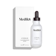 Fľaštička séra Medik8 Hydr8 B5 stojí pred zodpovedajúcou bielou kartónovou škatuľkou na čistom bielom pozadí. Text na oboch označuje produkt ako 30 ml „Liquid Rehydration Serum“.
