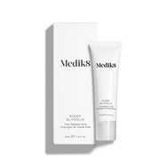Tuba s prípravkom Medik8 Sleep Glycolic je umiestnená pred zodpovedajúcim bielym obalom na čistom bielom pozadí. Text na tubách aj na obale označuje tento produkt ako 30 ml nočný domáci peeling s postupným uvoľňovaním AHA. 