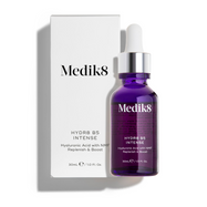 Sklenená fľaštička s kvapkadlom Medik8 Hydr8 B5 Intense stojí vedľa príslušného bieleho obalu na čistom bielom pozadí. Text na oboch obaloch označuje produkt ako 30 ml sérum s kyselinou hyalurónovou a NMF určené na regeneráciu a posilnenie.