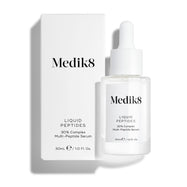 Priehľadná sklenená fľaštička séra Liquid Peptides s kvapkadlom stojí pred svojou bielou papierovou krabičkou.  