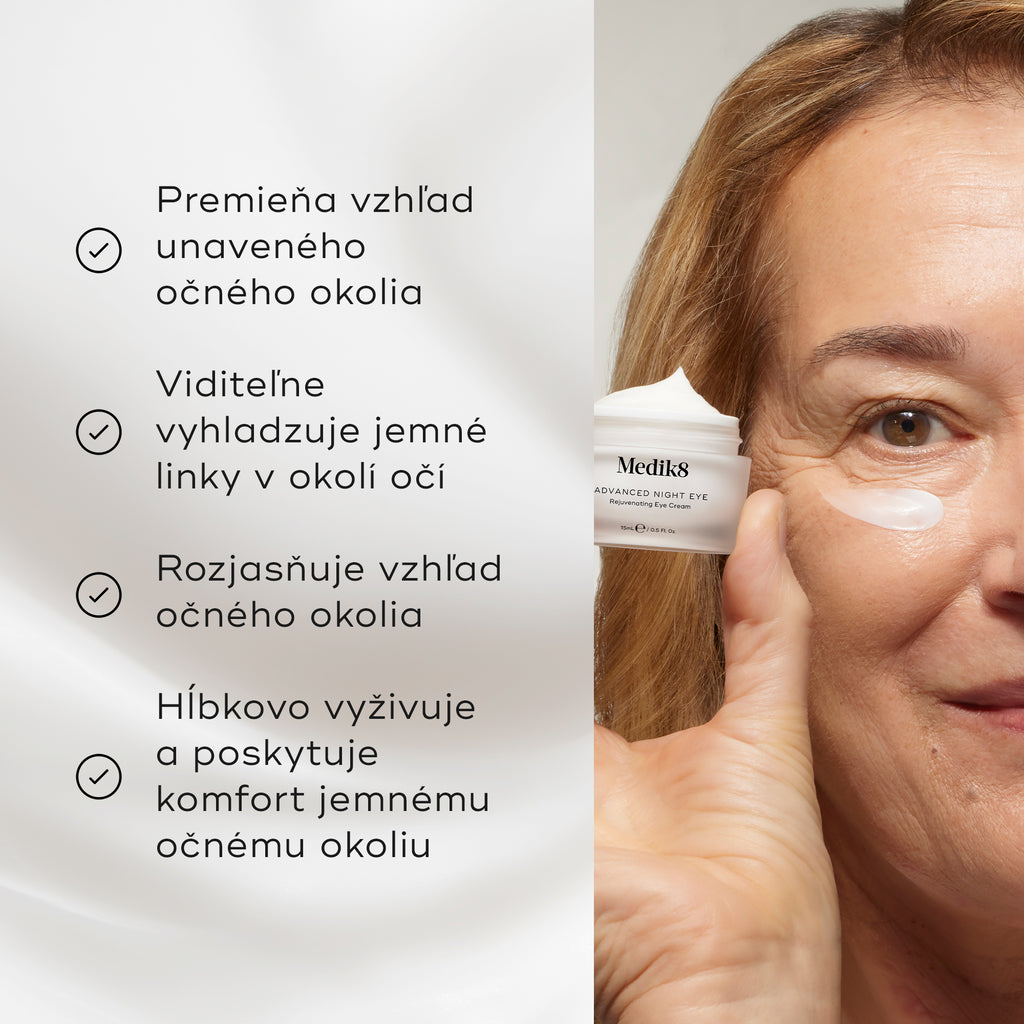 Vedľa modelky, ktorá drží kelímok Medik8 Advanced Night Eye Cream, sa zobrazuje zoznam benefitov. Text uvádza, že krém premieňa unavené oči, vyhladzuje jemné linky, rozjasňuje a hĺbkovo vyživuje jemné očné okolie.