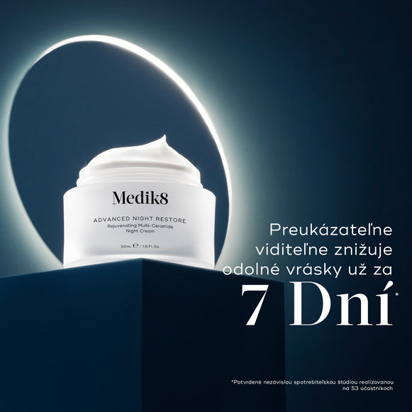 Kelímok krému Medik8 Advanced Night Restore je umiestnený na tmavomodrom podstavci s ohraničeným svetelným kruhom v pozadí. Text vyzdvihuje: „Preukázateľne viditeľne redukuje nepoddajné vrásky už za 7 dní“ na základe nezávislej spotrebiteľskej štúdie.*  -hover-3