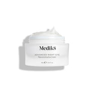 Kelímok nočného očného krému Medik8 Advanced Night Eye Cream stojí na bielom pozadí so снятым viečkom. Bohatý biely krém je viditeľný vo vnútri kelímka a zvýrazňuje svoju textúru.
