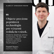 Fotografia Daniela Isaacsa, hlavného produktového riaditeľa (CFO) značky Medik8, s citátom, v ktorom odporúča objaviť precíznu peptidovú technológiu pre výraznú redukciu vrások s receptúrou obsahujúcou silnú zmes 13 omladzujúcich peptidov vrátane prelomových zložiek Dual MiniProteins™.