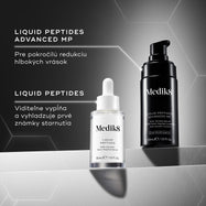 Grafické porovnanie dvoch produktov zobrazuje sérum Liquid Peptides Advanced MP v čiernej fľaštičke s pumpičkou určené na pokročilú redukciu hlbokých vrások vedľa klasického séra Liquid Peptides v bielej fľaštičke s kvapkadlom, ktoré slúži na viditeľné vyplnenie pleti a vyhladenie prvých známok starnutia.
