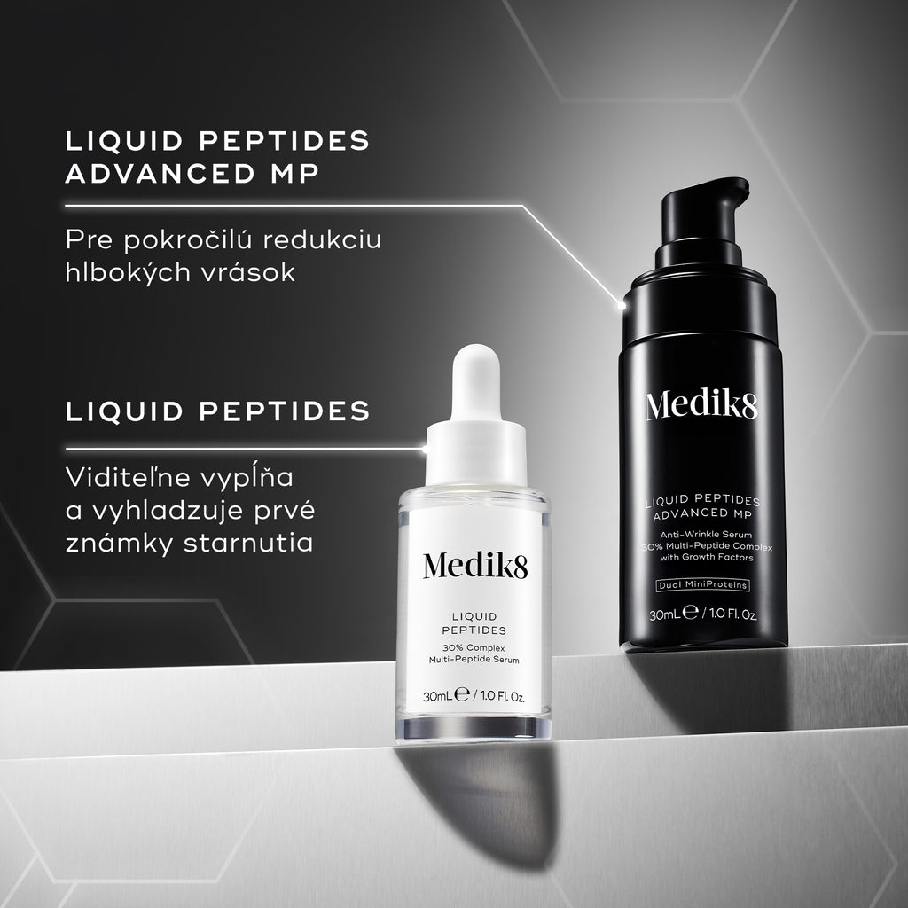 Grafické porovnanie dvoch produktov zobrazuje sérum Liquid Peptides Advanced MP v čiernej fľaštičke s pumpičkou určené na pokročilú redukciu hlbokých vrások vedľa klasického séra Liquid Peptides v bielej fľaštičke s kvapkadlom, ktoré slúži na viditeľné vyplnenie pleti a vyhladenie prvých známok starnutia.