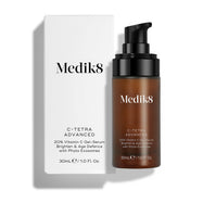 30 ml jantárová fľaštička s dávkovacím čerpadlom Medik8 C-Tetra Advanced stojaca vedľa bieleho kartónového obalu na čistom bielom pozadí. Na fľaštičke a obale je nápis „20 % gélové sérum s vitamínom C“, „Rozjasňuje a chráni pred starnutím“ a „s fytoexozómami“.