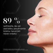 Detailný záber tváre modelky na čiernom pozadí s šesťuholníkovými grafickými prvkami. V texte sa uvádza, že 89 % respondentov súhlasilo s tým, že sa im od začiatku používania krému nevytvorili žiadne nové vrásky.