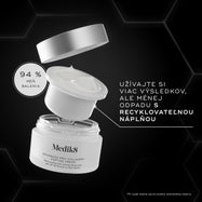 Na obrázku je krém Medik8 Advanced Pro-Collagen+ Peptide Cream v kelímku, nad ktorým sa na čiernom pozadí s šesťuholníkovým vzorom vznáša recyklovateľná náplň. Text zdôrazňuje o 94 % menej obalového materiálu a viditeľné výsledky pri menšom množstve odpadu.