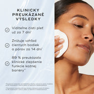 Modelka nanáša tonikum pomocou vatového tampónu vedľa textu s názvom „Overené výsledky“, ktorý uvádza napríklad „Čistejšia a zdravšie vyzerajúca pleť za 7 dní*“ a „38 % zníženie viditeľných nedokonalostí**“.
