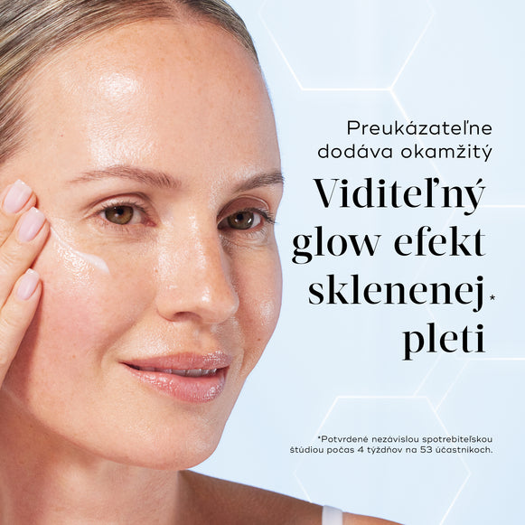 Detailný záber na modelku s rozžiarenou pleťou, ktorá si na líce nanáša sérum, dopĺňa text s tvrdením, že produkt preukázateľne poskytuje okamžitý a viditeľný sklenený jas, takzvaný „Glass-like Glow“.-hover-12