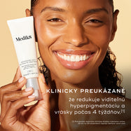 Záber zblízka na usmievajúcu sa ženu so žiarivou pleťou, ktorá drží tubu krému Advanced Day Ultimate Protect. Text uvádza: „KLINICKY OVERENÉ, že za 4 týždne redukuje viditeľnú hyperpigmentáciu a vrásky.“