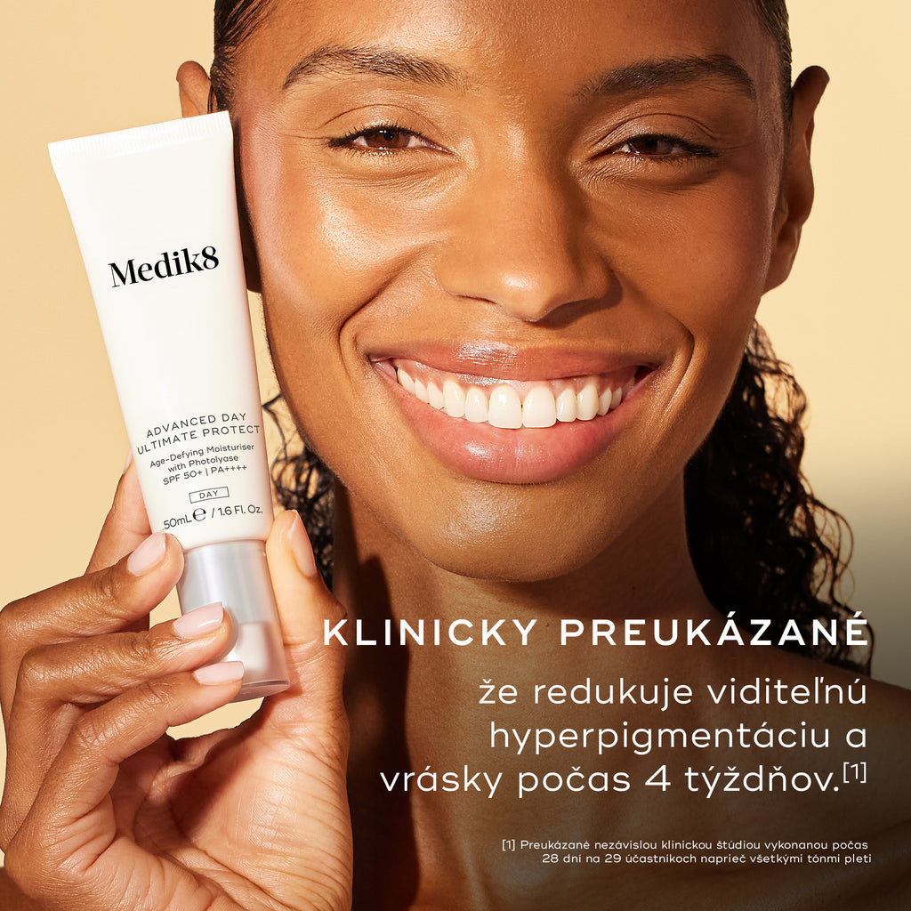 Záber zblízka na usmievajúcu sa ženu so žiarivou pleťou, ktorá drží tubu krému Advanced Day Ultimate Protect. Text uvádza: „KLINICKY OVERENÉ, že za 4 týždne redukuje viditeľnú hyperpigmentáciu a vrásky.“