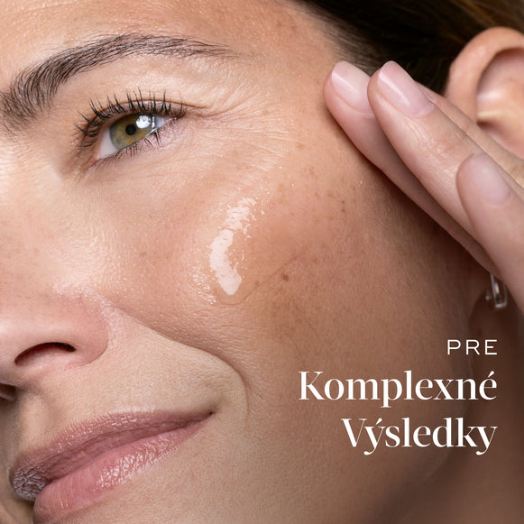 Detailný záber na usmievavú ženu, ktorá sa dotýka svojho líca s rozotretou vzorkou séra Medik8 EXO-PDRN, dopĺňa nadpis „Full Spectrum Rejuvenation Results“ spolu s textom o omladení zdravia pleti, jej objemu, rozjasnenia, tónu, redukcie vrások a spevnenia.-hover-4