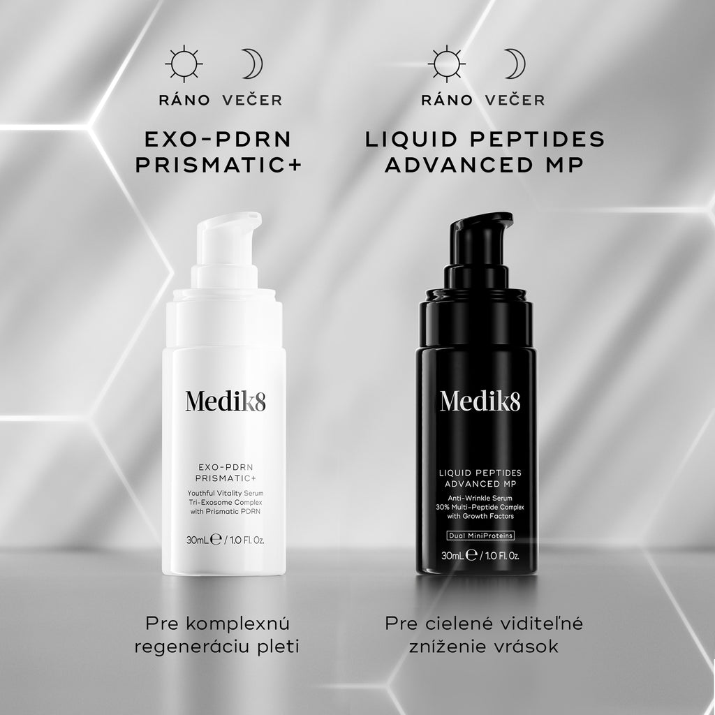 Porovnanie dvoch sér Medik8 vedľa seba na pozadí s hexagonálnymi vzormi zobrazuje vľavo bielu fľaštičku Exo-PDRN Prismatic+ na ranné aj večerné použitie pre celkové a viditeľné omladenie pleti a vpravo čiernu fľaštičku Liquid Peptides Advanced MP, rovnako na ranné a večerné použitie, pre viditeľnú redukciu hlbokých vrások.