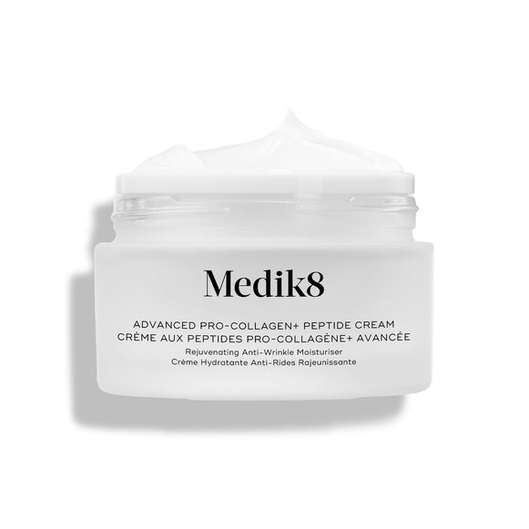 Kelímok krému Medik8 Advanced Pro-Collagen+ Peptide Cream na bielom pozadí.-9