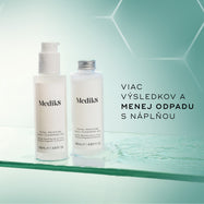 Náhradná náplň a fľaštička v plnej veľkosti čistiaceho gélu Medik8 Total Moisture Daily Cleansing Gel zobrazené na sklenenom povrchu s vodnou textúrou, ktoré vyzdvihujú zníženie množstva odpadu a opakovane použiteľné balenie.