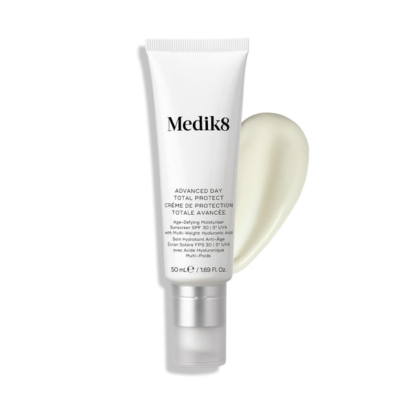 Tuba Medik8 Advanced Day Total Protect stojí na čistom bielom pozadí s veľkým pásikom krémového bieleho hydratačného krému.-35