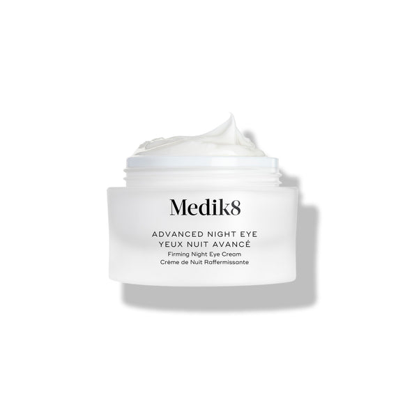 Kelímok krému Medik8 Advanced Night Eye stojí na bielom pozadí s odstráneným viečkom. V kelímku je viditeľný bohatý biely krém, ktorý zvýrazňuje jeho textúru.-20