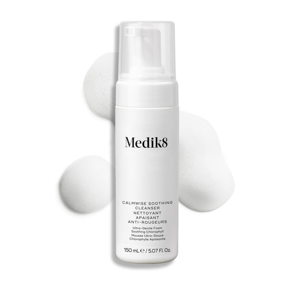 Pumpičková fľaštička Medik8 Calmwise Soothing Cleanser je zobrazená na bielom pozadí s pásikom bielej peny za ňou, ktorý zvýrazňuje textúru produktu.-30