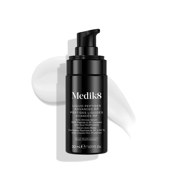 Fľaštička séra Medik8 Liquid Peptides Advanced MP s oceneniami na bielom pozadí.-3