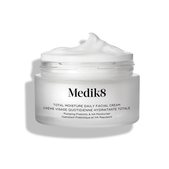 Otvorený matný sklenený téglik Medik8 Total Moisture Daily Facial Cream s vrchom bieleho krému navrchu, umiestnený na čistom bielom pozadí.-6