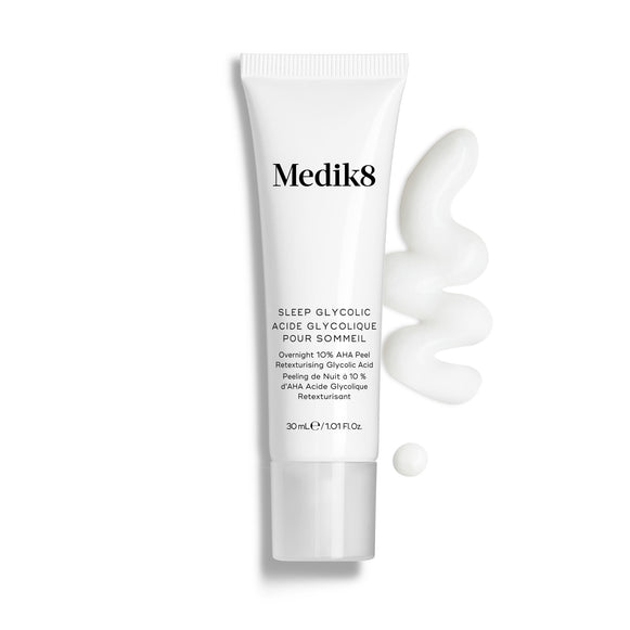 Tuba Medik8 Sleep Glycolic stojí na čistom bielom pozadí s vlnovitým pásikom a malou kvapkou bieleho krému, ktoré zvýrazňujú jeho textúru.-29