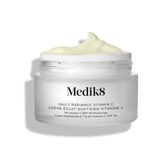 Medik8 Daily Radiance Vitamin C sklenený téglik s krémom je zobrazený otvorený s bohatým vrchom svetložltého krému navrchu.-17