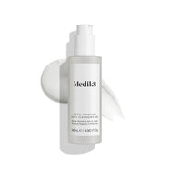 Produktový záber (packshot) Medik8 Total Moisture Daily Cleansing Gel zobrazený na čistom bielom pozadí, ktorý vyzdvihuje fľaštičku produktu a minimalistické balenie.