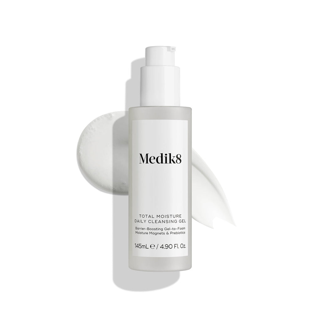 Produktový záber (packshot) Medik8 Total Moisture Daily Cleansing Gel zobrazený na čistom bielom pozadí, ktorý vyzdvihuje fľaštičku produktu a minimalistické balenie.