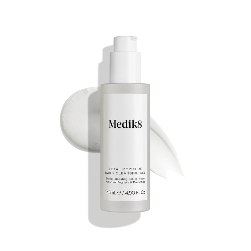 Produktový záber (packshot) Medik8 Total Moisture Daily Cleansing Gel zobrazený na čistom bielom pozadí, ktorý vyzdvihuje fľaštičku produktu a minimalistické balenie.